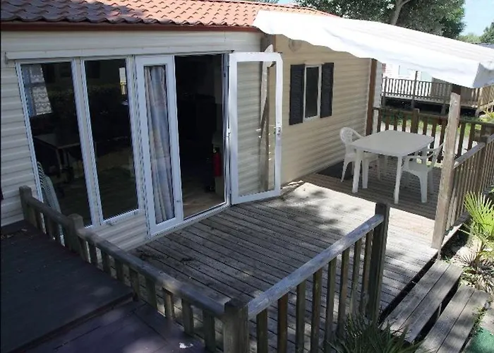 Κάμπινγκ Les Alouettes - *